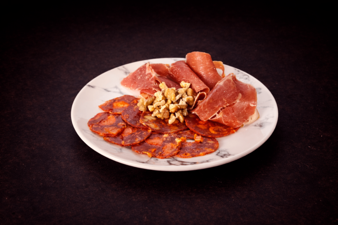 生火腿綜合盤（Ham Platter）｜Club One Taipei 一品料理，NT$450・鹹香生火腿搭配佐料，風味優雅

過敏原: 