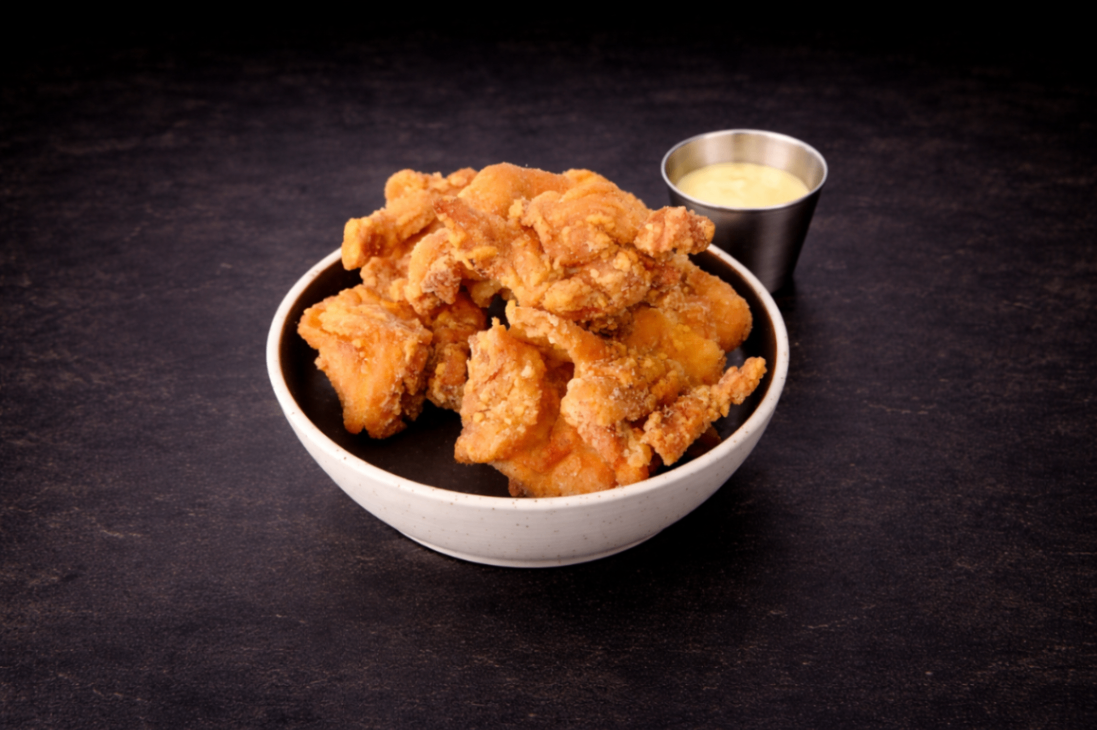 日式唐揚雞佐山葵醬（Karaage）｜Club One Taipei 炸物，NT$220・外酥內嫩多汁唐揚雞，搭配微嗆山葵醬，清爽解膩。

過敏原: 蛋奶類