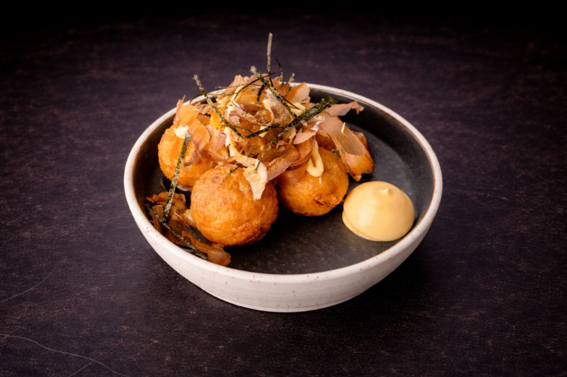 大阪風章魚燒（Takoyaki）｜Club One Taipei 炸物，NT$180・外層微酥，內裡柔軟，醬香與海味平衡。

過敏原: 蛋奶類 , 海鮮 
