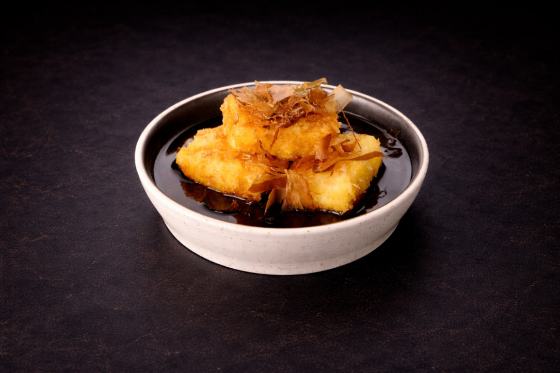 日式柴魚揚出豆腐（Agedashi Tofu）｜Club One Taipei 炸物，NT$180・外酥內嫩豆腐，淋上柴魚高湯，溫潤順口。

過敏原: 大豆 , 海鮮