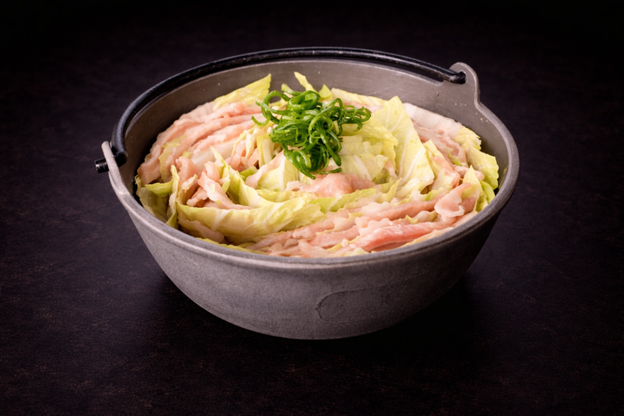  白菜豚肉花千層鍋（Pork Belly and Chinese Cabbage Millefeuille Hot Pot）｜Club One Taipei 鍋物，NT$550・嚴選豚肉與白菜層層交疊，慢火熬煮釋放自然清甜，湯底澄澈細緻，口感溫潤優雅。

過敏原: 