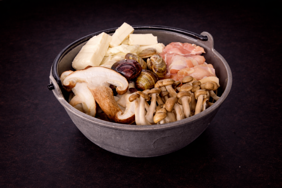 黃金蒜頭精力蛤蠣雞湯鍋（Seafood Chicken Nabe）｜Club One Taipei 鍋物，NT$680・以蒜頭慢火熬煮雞湯基底，融合蛤蠣鮮甜精華，湯色金黃澄亮，滋味濃醇而不厚重。

過敏原: 大豆 , 貝類 , 菇類
