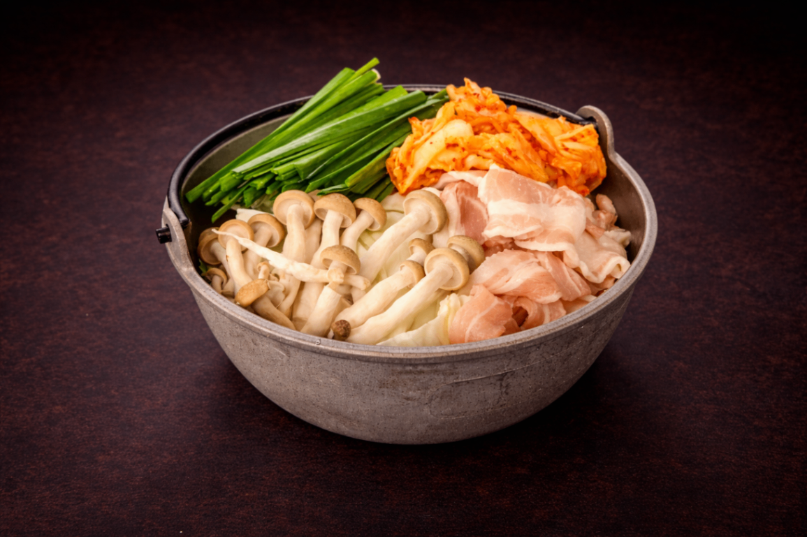 韓式辛口泡菜鍋（Kimchi Hot Pot ）｜Club One Taipei 鍋物，NT$490・熟成泡菜辛香濃郁，融合高湯底蘊，辣中帶酸，風味鮮明而富層次。

過敏原: 大豆 , 菇類