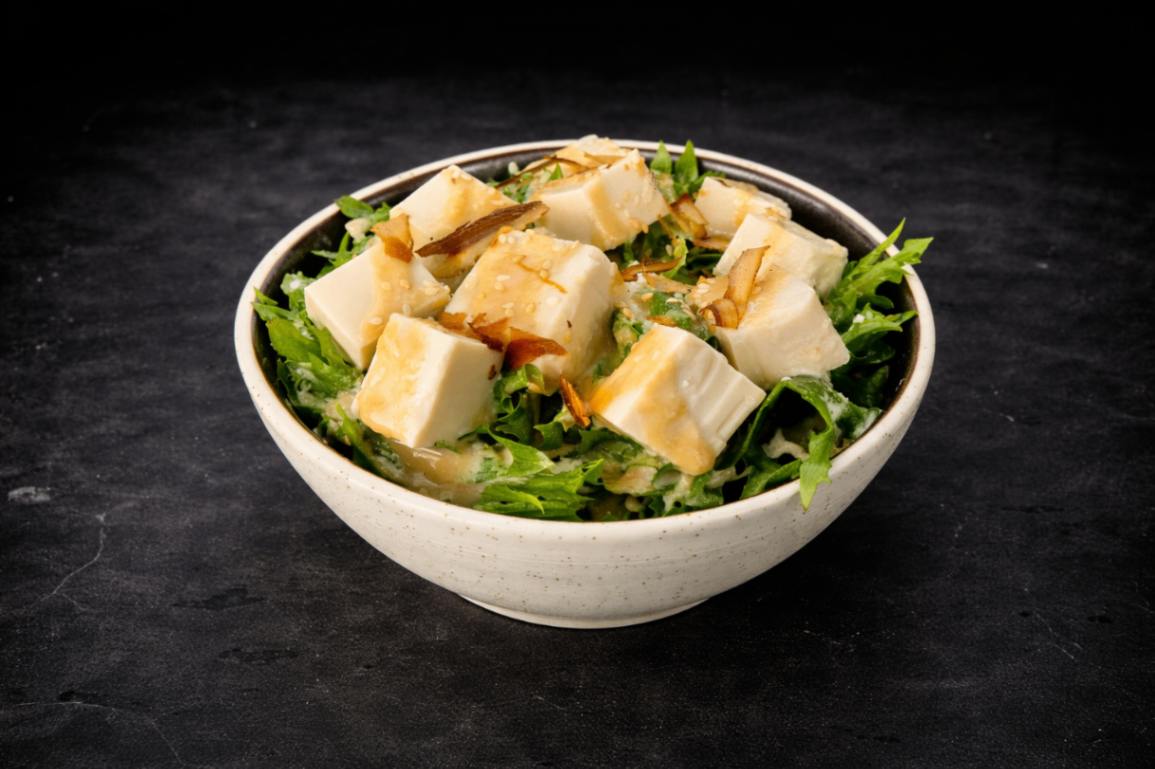 有機豆腐胡麻沙拉（Tofu Gold Sesame Salad）｜Club One Taipei 沙拉，NT$250・滑嫩豆腐搭配濃香金胡麻醬，清爽健康

過敏原: 大豆 , 芝麻 , 魚高湯

