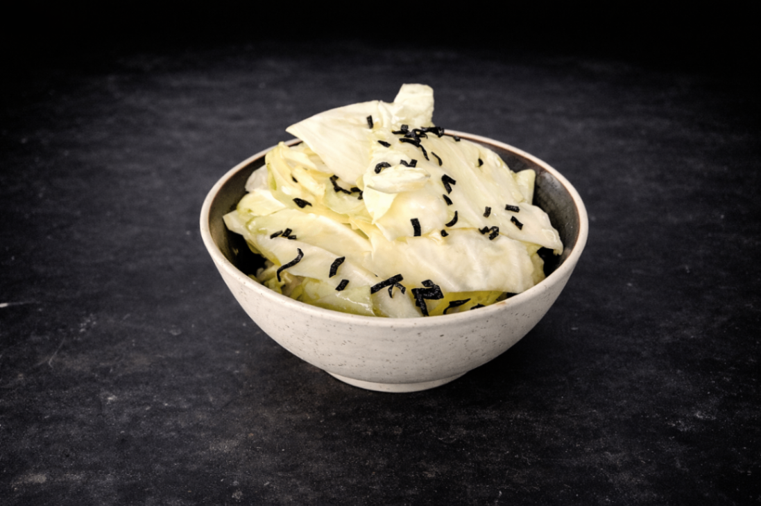 鹽昆布佐脆甜高麗菜（Salted Kombu and Cabbage ）｜Club One Taipei 沙拉，NT$150・清脆高麗菜拌鹽昆布，鹹香回甘。

過敏原: 