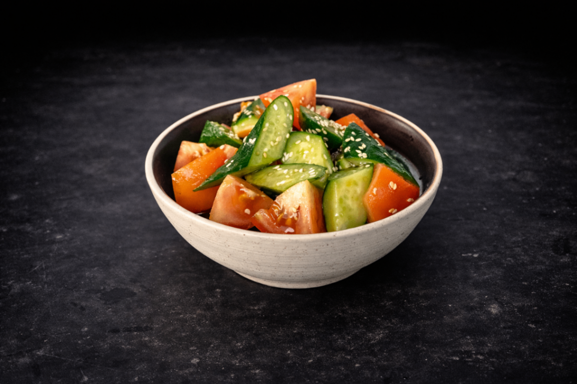 番茄黃瓜漬（Tomato and Cucumber Salad ）｜Club One Taipei 沙拉，NT$220・番茄與黃瓜清爽涼拌，酸甜解膩。

過敏原: 芝麻
