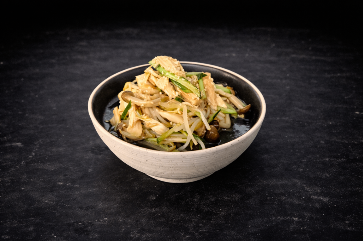 舒肥嫩雞中華風涼拌（Chicken Cucumber and Bean Sprout Salad）｜Club One Taipei 沙拉，NT$250・低溫熟成雞肉細嫩多汁，搭配豆芽與黃瓜，口感清脆，風味清爽

過敏原: 大豆 , 芝麻