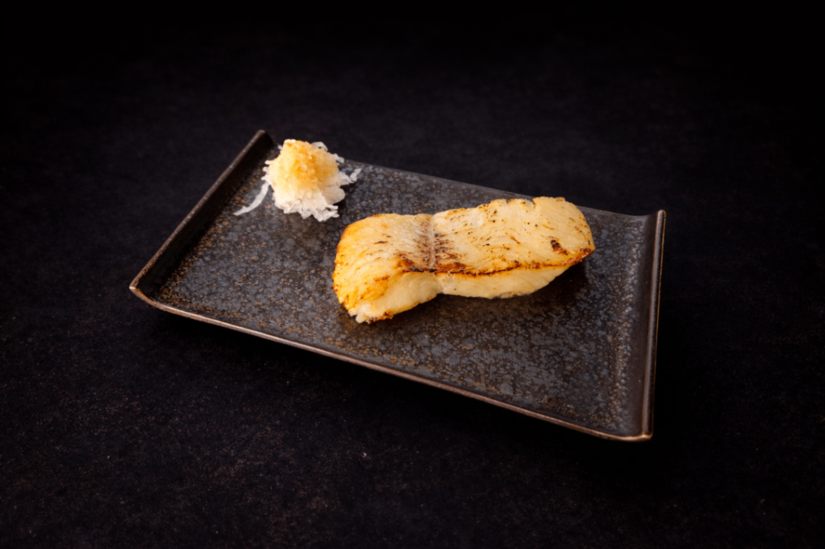 扁鱈西京燒（Saikyo Miso Black Cod）｜Club One Taipei 炒/烤物，NT$450・味噌醃製後直火燒烤，魚肉細緻滑嫩。

過敏原: 海鮮 , 大豆

