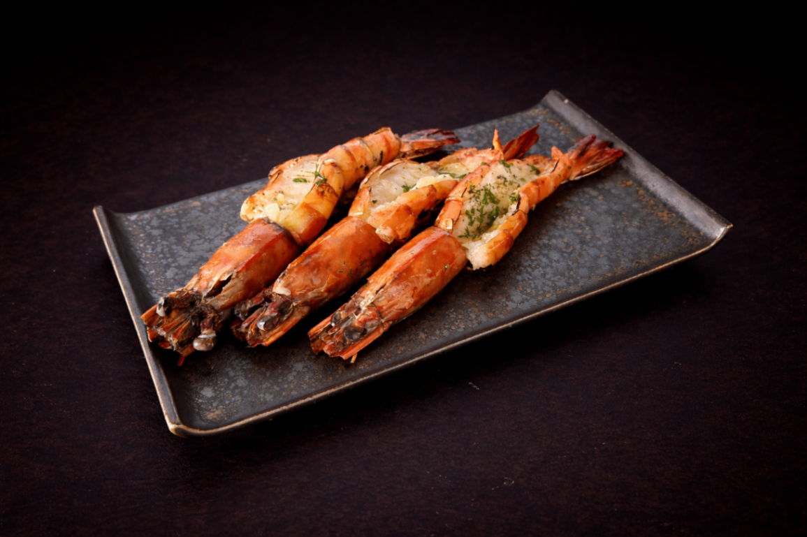 烤大蝦三味 (蒜味奶油）（Garlic Grilled Prawns）｜Club One Taipei 炒/烤物，NT$380・炭烤鮮蝦佐日式蒜香奶油

過敏原: 海鮮 , 大豆