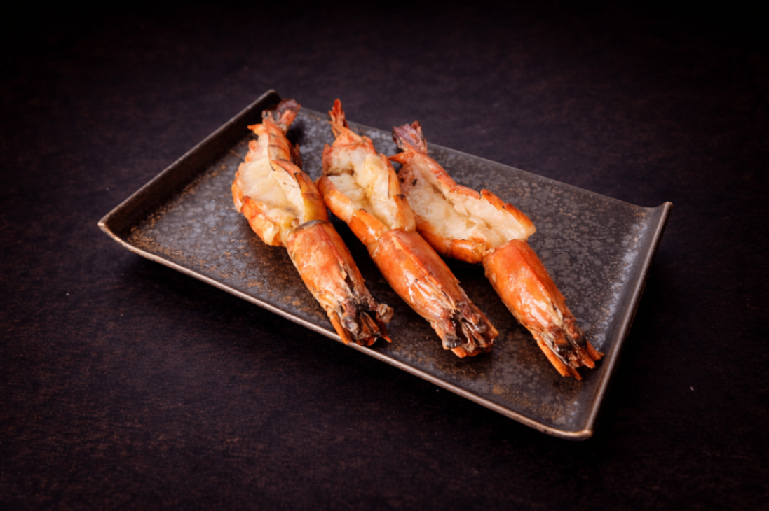 烤大蝦三味 (原味)（Char-Grilled Prawns with Sea Salt）｜Club One Taipei 炒/烤物，NT$380・炭火鹽烤鮮蝦

過敏原: 海鮮