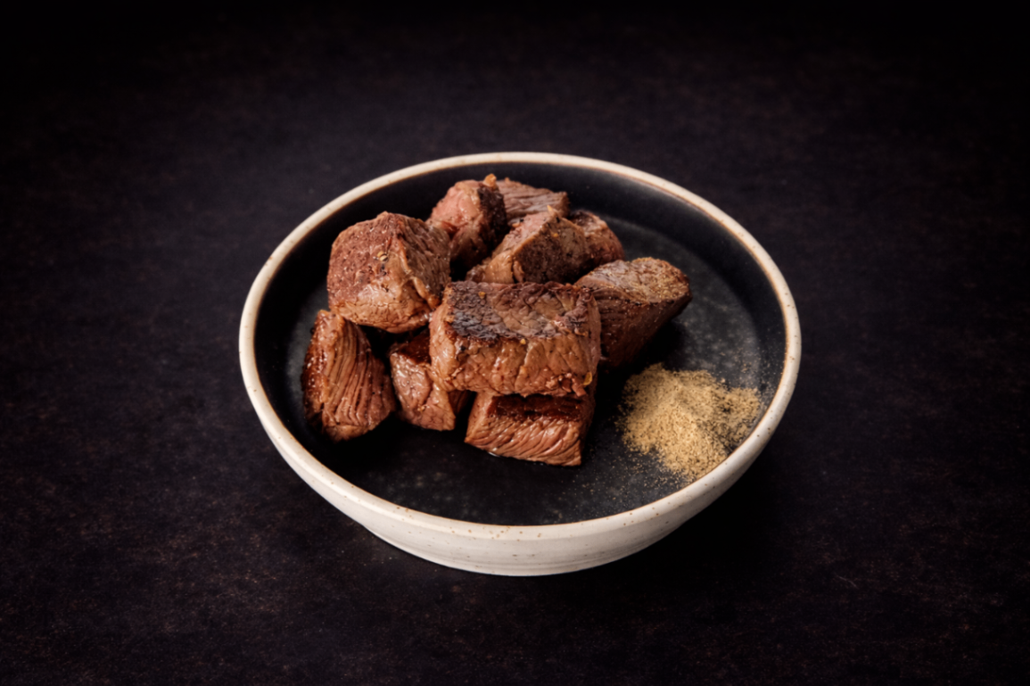 鐵板火焰骰子牛（Flame Grilled Steak Dice）｜Club One Taipei 炒/烤物，NT$340・鐵板炙燒，火焰鎖住肉汁，香氣四溢。

過敏原: 大豆