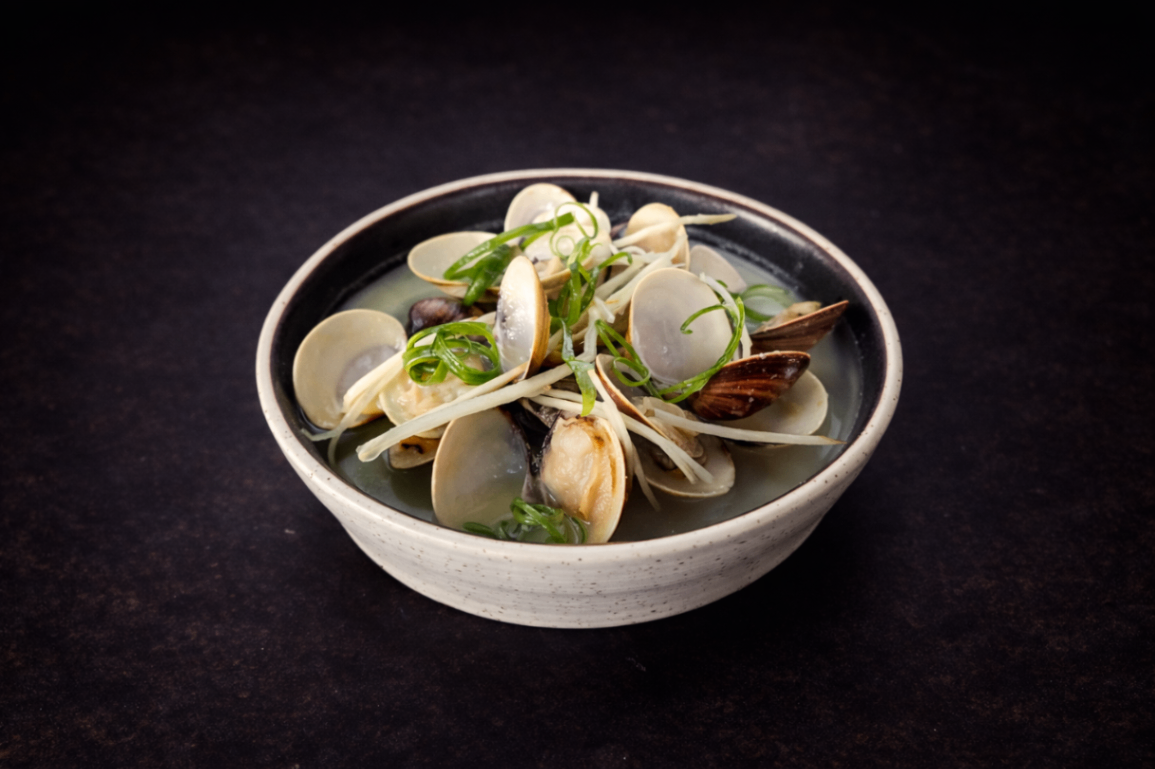 奶油清酒蛤蠣蒸（Sake Butter Clams）｜Club One Taipei 炒/烤物，NT$280・蛤蠣鮮甜飽滿，融合奶油與清酒香氣。

過敏原: 甲殼類 , 奶類