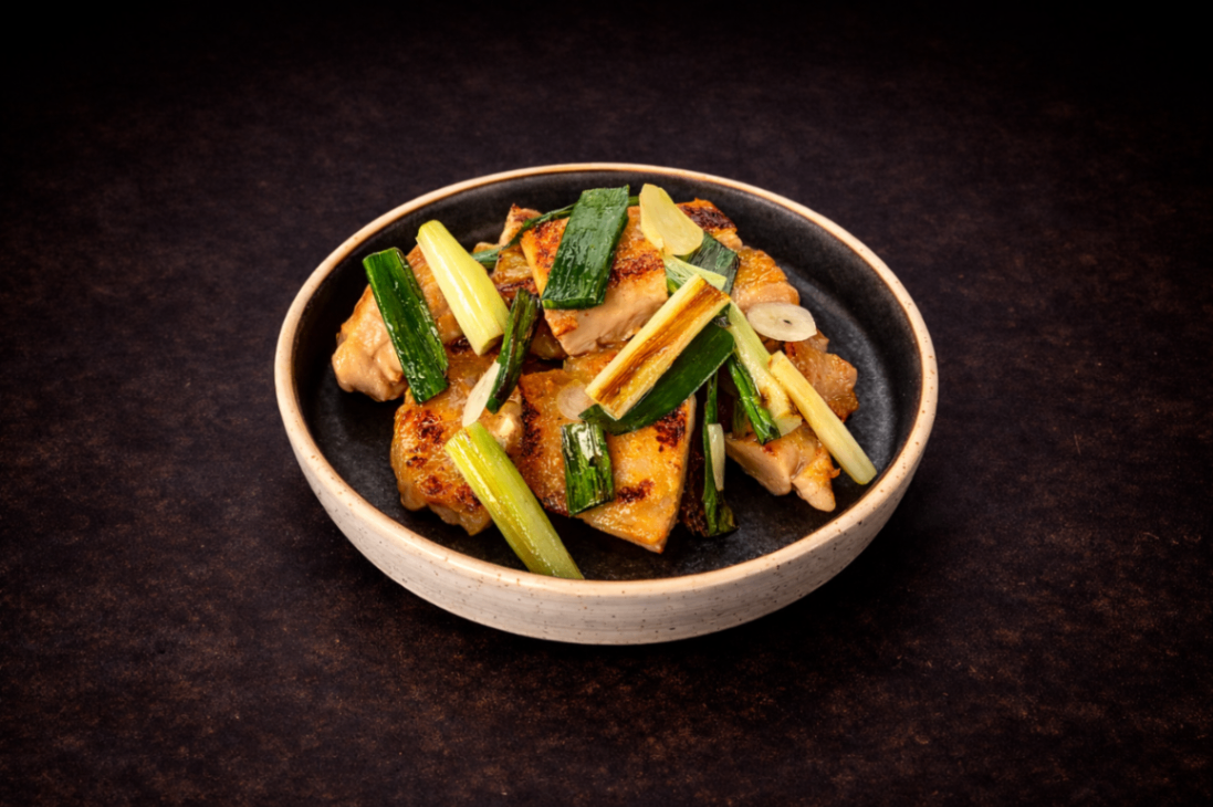 蔥爆蒜香嫩雞（Wok-fire Yakitori）｜Club One Taipei 炒/烤物，NT$220・雞腿肉鮮嫩多汁，蔥蒜香氣濃郁。

過敏原: