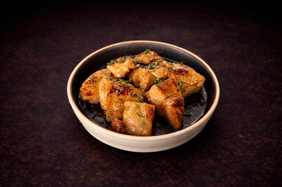 蒜香奶油鐵板雞腿（Garlic Butter Yakitori）｜Club One Taipei 炒/烤物，NT$240・鐵板高溫鎖住肉汁，奶油蒜香層次飽滿。

過敏原: 奶類 , 大豆 , 芝麻