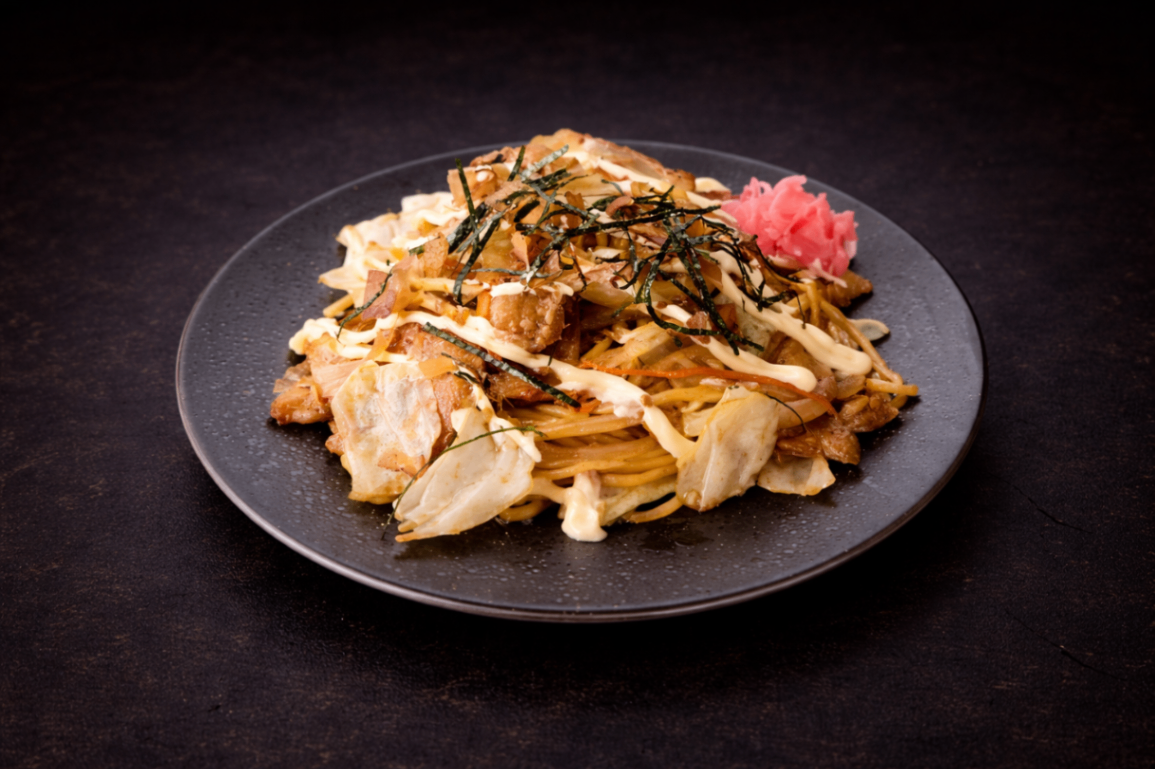 屋台日式炒麵（Yakisoba）｜Club One Taipei 日式麵類，NT$240・日式經典醬香風味，樸實卻迷人。

過敏原: 大豆 