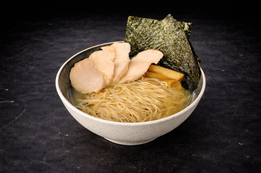 東京鹽味拉麵（Tokyo Shio Ramen）｜Club One Taipei 日式麵類，NT$250・湯頭清澈卻富層次，鹽味細膩。

過敏原: 蛋 , 豆類 , 芝麻