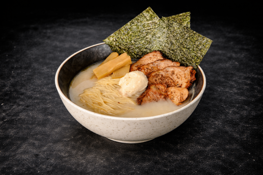 博多豚骨味噌拉麵（Hakata Tonkotsu Miso Ramen）｜Club One Taipei 日式麵類，NT$260・濃厚豚骨融合豬油香氣，尾韻厚實

過敏原: 蛋 , 豆類 , 芝麻