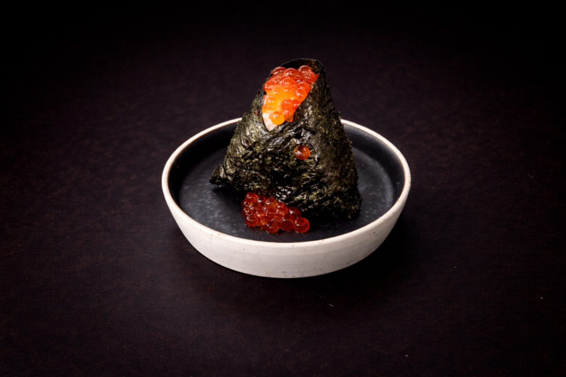 鮭魚親子飯糰（Salmon Rice Balls）｜Club One Taipei 食事，NT$200・選用鹹香鮭魚拌入溫潤米飯，搭配晶瑩飽滿的鮭魚卵

過敏原: 海鮮

