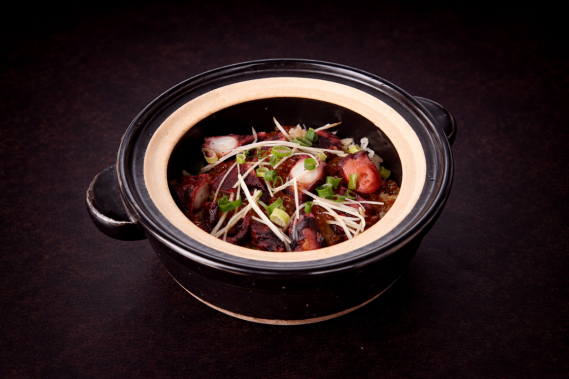 北海道章魚鮭魚卵釜飯（Octopus Salmon Roe Kama Rice）｜Club One Taipei 食事，NT$580・章魚與鮭魚卵鋪陳釜飯之上，鮮味飽滿。

過敏原: 海鮮類 , 大豆