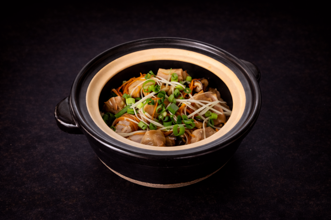 筑前煮香菇雞肉炊飯（Braised Chicken and Shiitake Mushroom Kama Rice）｜Club One Taipei 食事，NT$450・日式家常工法慢煮，香菇與雞肉鮮味交融。


過敏原: 大豆 , 菇類