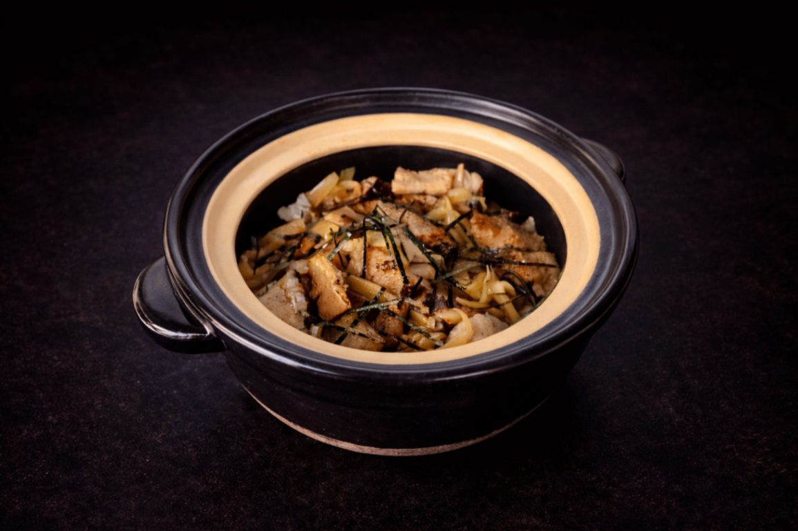 豬肉春筍釜飯（Pork Bamboo Shoot Kama Rice）｜Club One Taipei 食事，NT$450・嚴選松阪豬以適度油花增添甘甜，搭配當季春筍清香脆嫩，於釜中慢火炊煮，使米粒吸附肉汁與筍香，層次細膩而溫潤。

過敏原: 大豆 , 芝麻