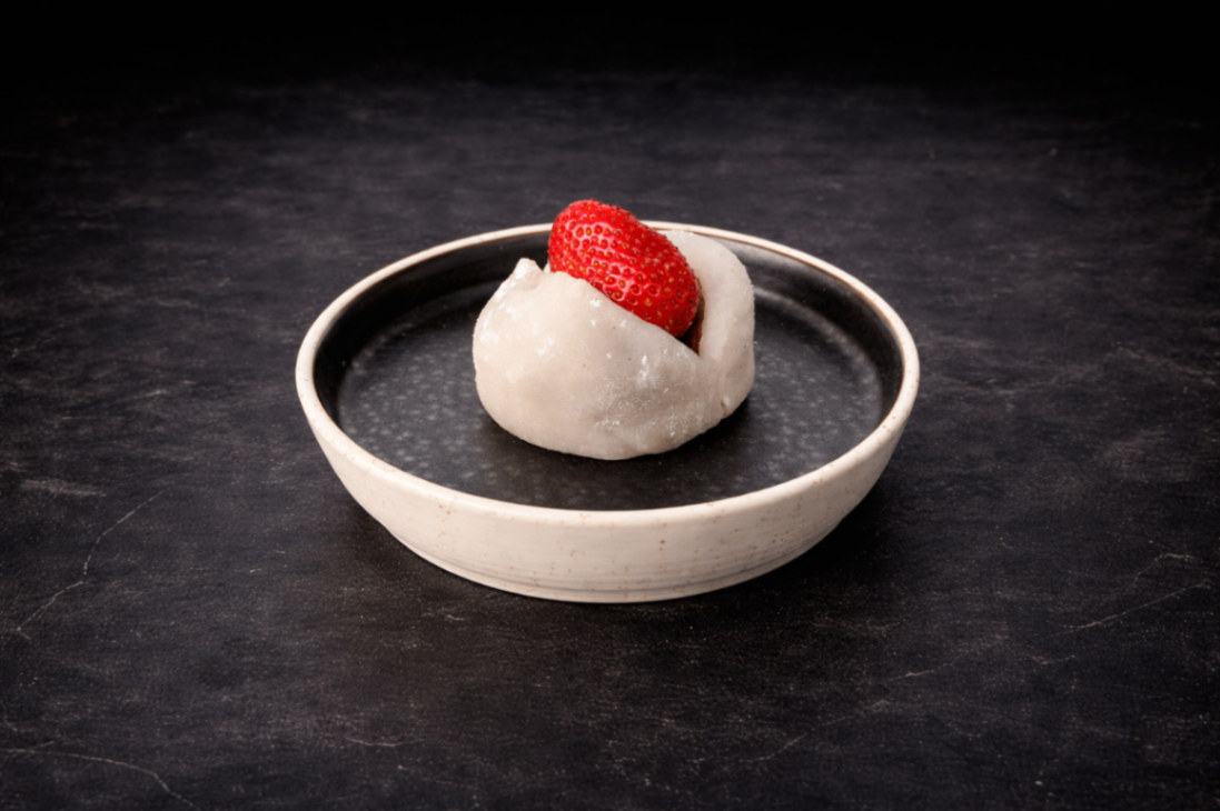 季節限定水果大福（Seasonal Fruit Daifuku）｜Club One Taipei 深夜甜語，NT$130・柔軟細緻的手作麻糬包裹新鮮草莓與綿密內餡，酸甜交織，口感優雅。


過敏原: 豆類