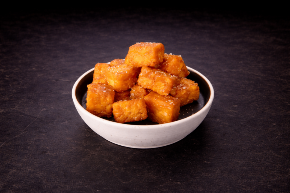 焦糖奶油酥脆吐司丁（Caramel Butter Crisp Toast Rusks）｜Club One Taipei 深夜甜語，NT$100・吐司丁烘烤至金黃酥脆，裹上焦糖與奶油香氣，口感輕盈卻層次豐富。

過敏原: 奶 , 麩質