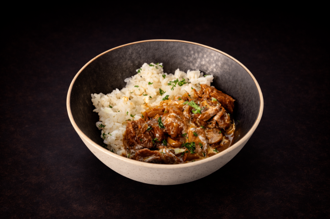 紅酒牛肉燴飯（Hayashi Rice ）｜Club One Taipei 食事，NT$240・牛肉慢燉入味，醬汁醇厚優雅。

過敏原: 大豆 , 奶類