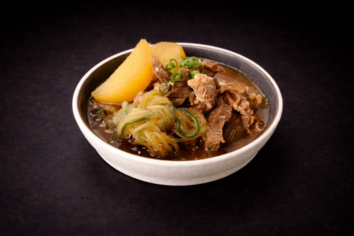 居酒屋秘傳味噌燉牛筋（Japanese Beef Tendon Stew）｜Club One Taipei 一品料理，NT$280・慢燉牛筋軟嫩入味，秘製味噌醬汁濃郁鹹香、暖胃暖心。

過敏原: 豆類