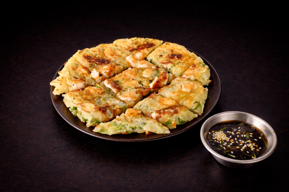 海鮮煎餅（Seafood Scallion Pancake）｜Club One Taipei 炒/烤物，NT$220・外層酥脆、內裡柔軟，海鮮鮮味與麵香交織。

過敏原: 海鮮類 , 大豆 , 麩質