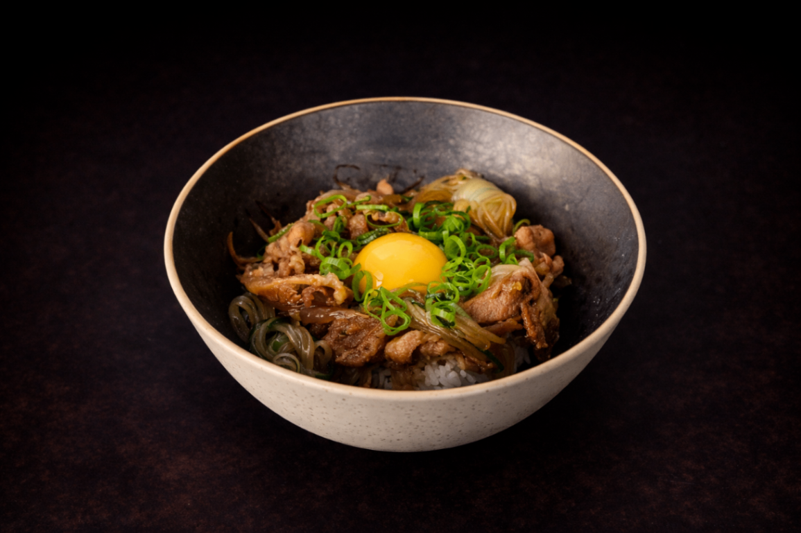  月見壽喜燒牛丼（Beef Sukiyaki）｜Club One Taipei 食事，NT$350・壽喜燒牛肉搭溫潤蛋黃，濃郁順滑。

過敏原: 蛋 , 大豆