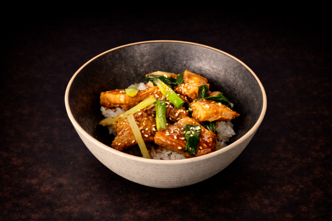  炭燒燒鳥丼（Yakitori Donburi）｜Club One Taipei 食事，NT$280・炭火燒鳥搭秘製醬汁，鹹甜平衡。

過敏原: 大豆



