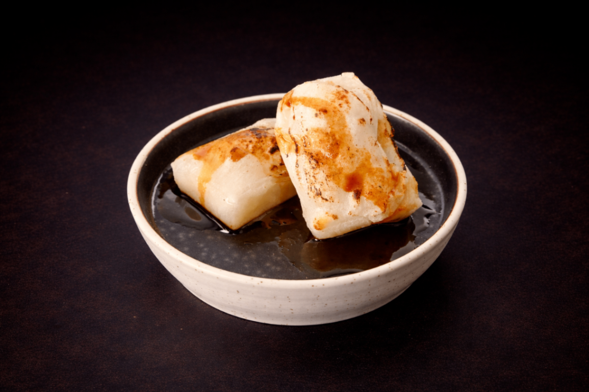日式炭烤麻糬 (醬油/黑糖)（Japanese Charcoal-Grilled Mochi ）｜Club One Taipei 深夜甜語，NT$120・炭火輕炙至外層微酥，內裡柔糯，淋上濃郁黑糖醬，香氣深沉溫潤。

過敏原: 