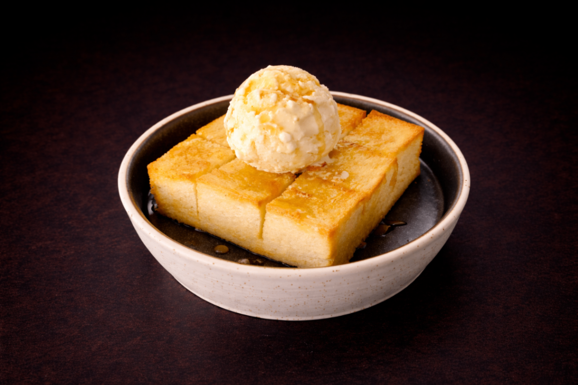 北海道蜂蜜鹽味厚片（Hokkaido Honey Salted Thick Toast）｜Club One Taipei 深夜甜語，NT$120・厚切吐司佐北海道蜂蜜與海鹽奶油，甜與鹹交織，風味簡潔而高雅。

過敏原: 奶 , 麩質
