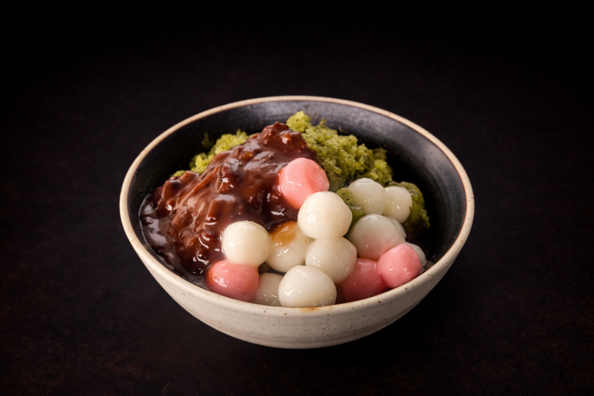 宇治金時抹茶刨冰（Uji Kintoki Matcha Shaved Ice）｜Club One Taipei 深夜甜語，NT$150・嚴選宇治抹茶，茶韻深沉而不苦澀，佐以蜜紅豆，層次溫潤協調。

過敏原: 奶類 , 大豆