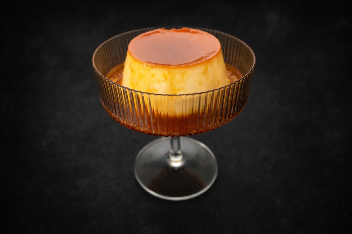 經典絲滑雞蛋布丁（Classic Silky Egg Pudding）｜Club One Taipei 深夜甜語，NT$180・慢火蒸製至質地細膩滑順，焦糖微苦回甘，展現經典日式甜點的純粹美感。


過敏原: 奶製品 , 蛋類
