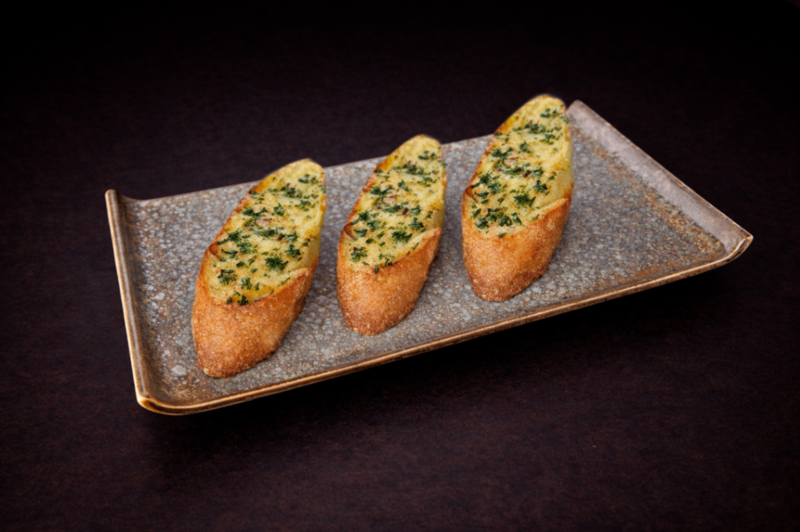 主廚特製蒜香軟法（Garlic Butter Spread Baguetta）｜Club One Taipei 一品料理，NT$180・外酥內軟法國麵包，抹上主廚特製蒜香醬，香氣濃郁

過敏原: 麩質