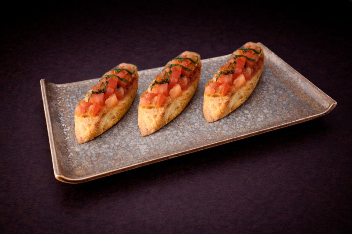 義式番茄羅勒軟法（Tomato Basil Baguetta）｜Club One Taipei 一品料理，NT$200・新鮮番茄與羅勒交織香氣，搭配酥脆軟法，清爽開胃

過敏原: 麩質