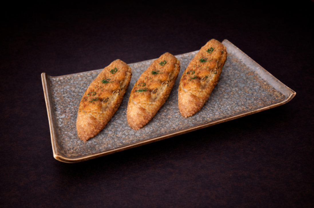 博多明太子軟法（Mentaiko Baguetta）｜Club One Taipei 一品料理，NT$240・濃郁博多明太子抹醬，鹹香微辣，搭配酥烤軟法層次豐富。


過敏原: 麩質 , 海鮮