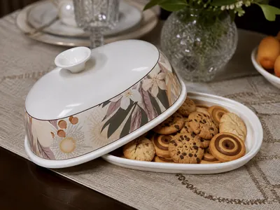 Decorated porcelain cover with flowers
