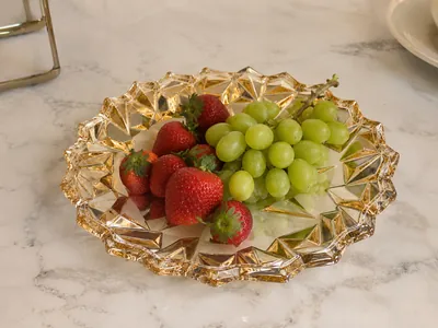 Glass dish with honeycomb pattern