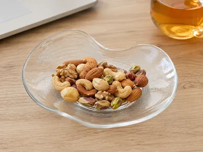Clear glass plate with folded design