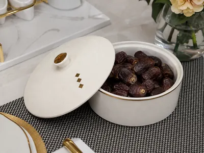 Porcelain container with lid
