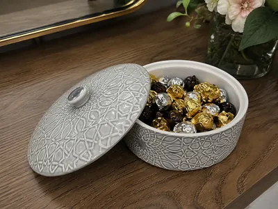 Decorated porcelain bowl