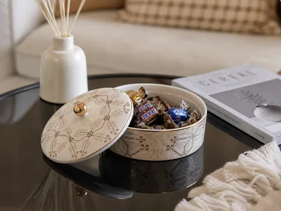 Decorated porcelain container with lid