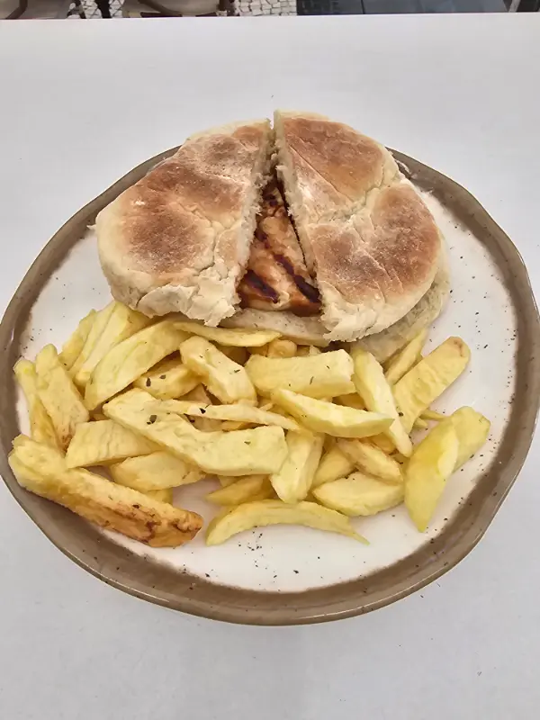 HAMBURGUER DE FRANGO EM CHURRASCO