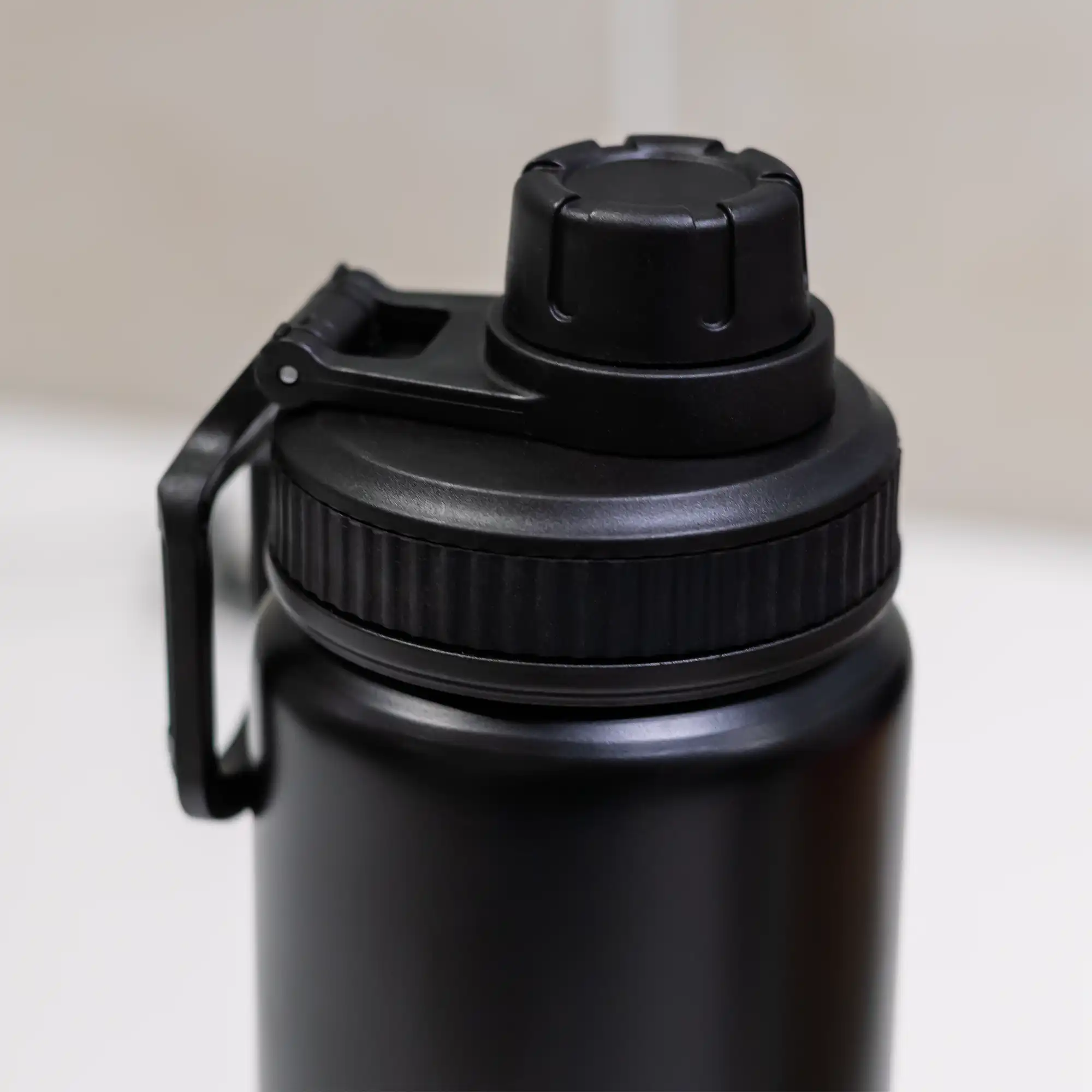 Reusable aluminium sports bottle with handle, 800 ml capacity, black and white color options for corporate gifting.