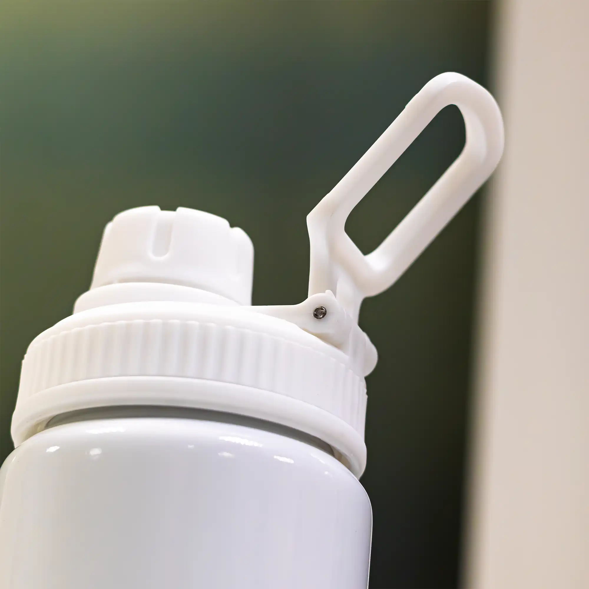 Reusable aluminium sports bottle with handle, 800 ml capacity, black and white color options for corporate gifting.