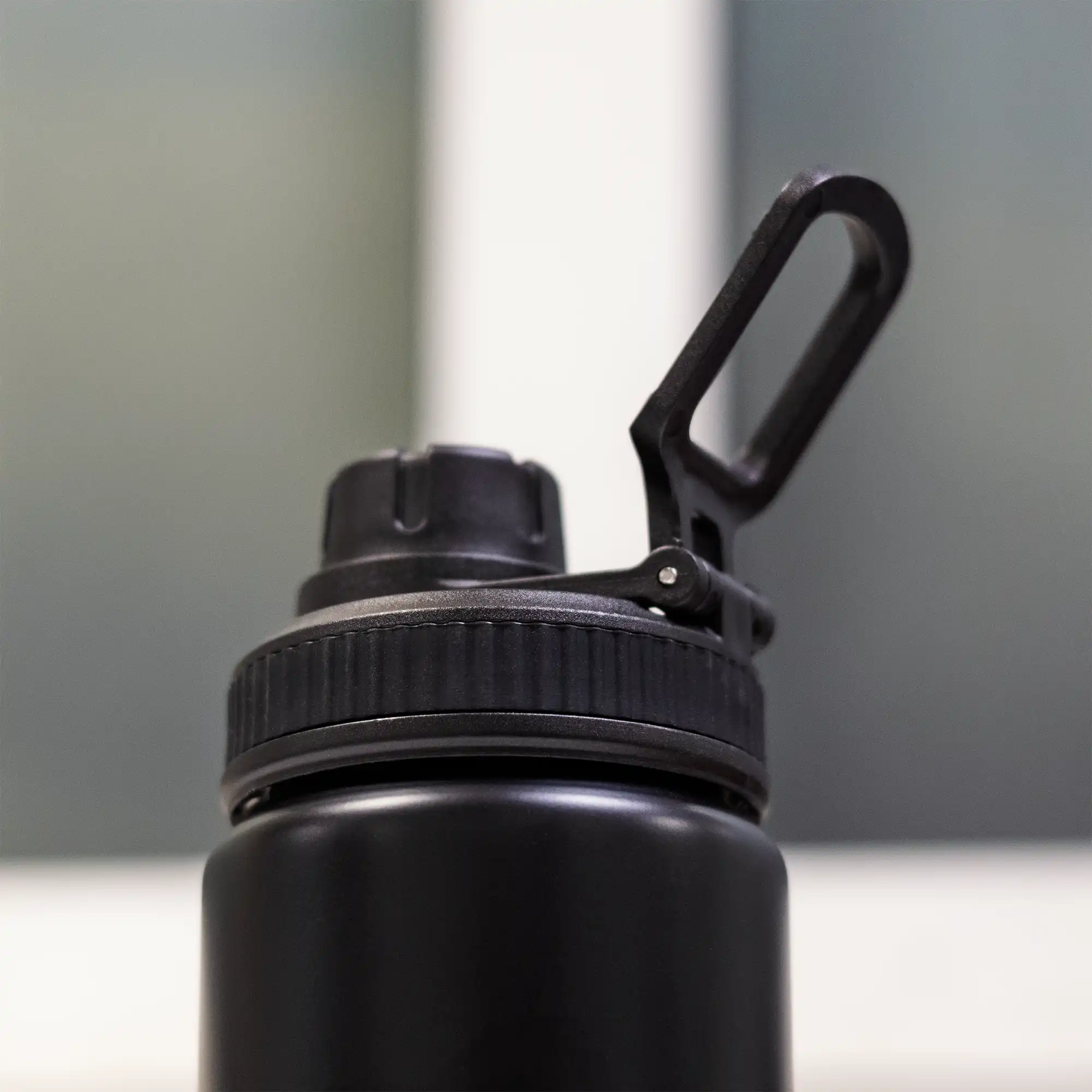 Reusable aluminium sports bottle with handle, 800 ml capacity, black and white color options for corporate gifting.