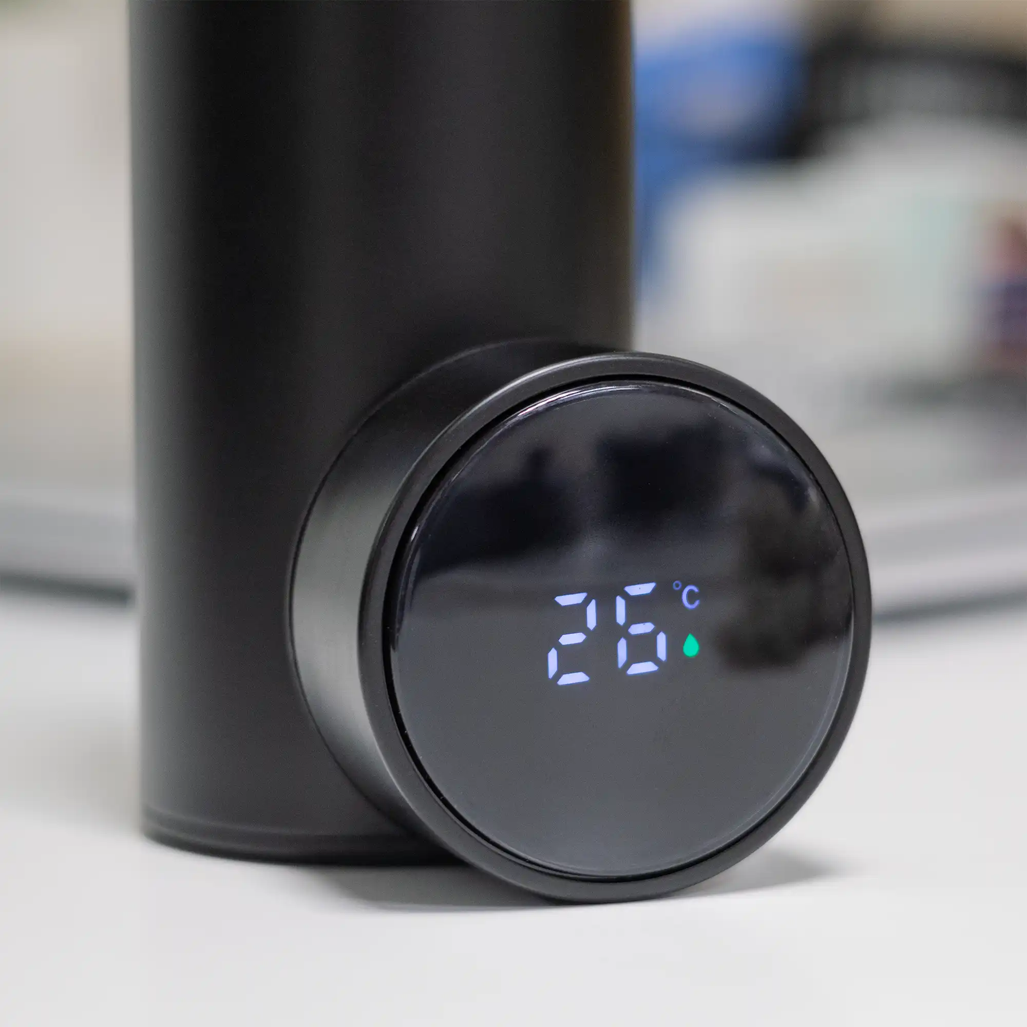 Black digital temperature display bottle 500ml – front view with blank branding area